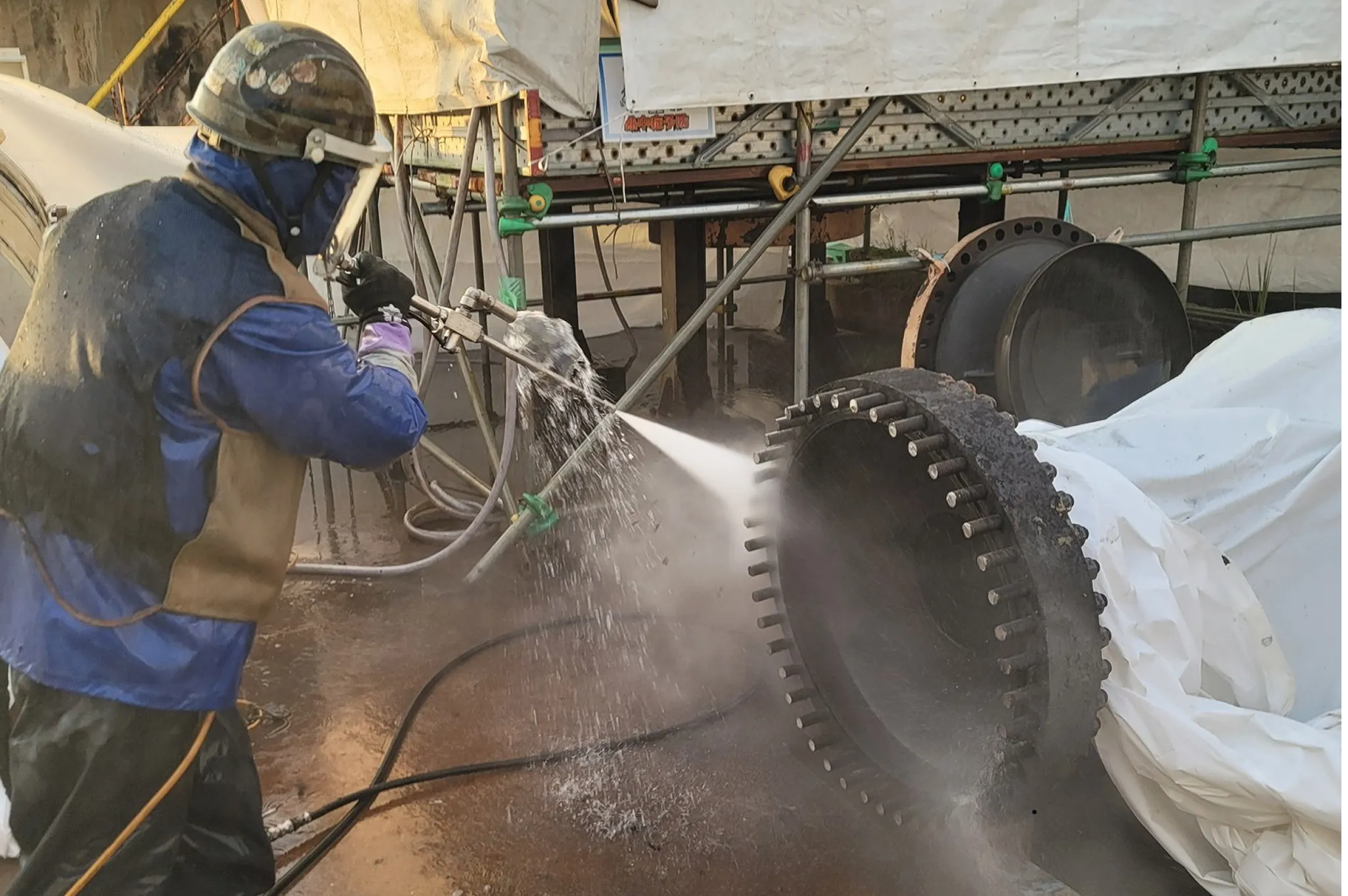 機器の高水圧洗浄清掃業